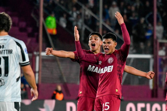 Dylan Aquino definió, pero a Alan Aguerre lo venció el desvío en su zaguero: desahogo agónico de Lanús, que luego ganó en los penales.