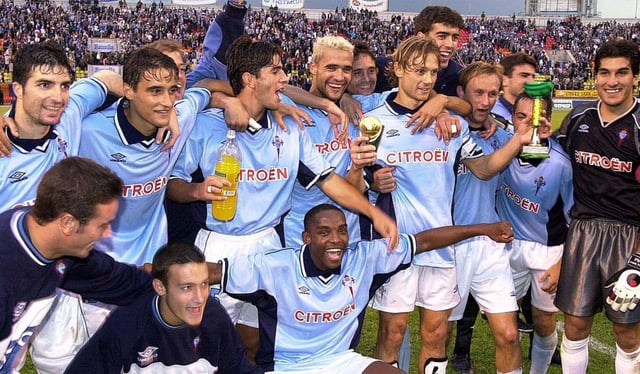 Los jugadores del Celta, con el trofeo.