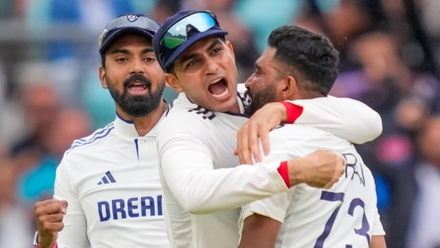 India's Mohammed Siraj with captain Shubman Gill and KL Rahul