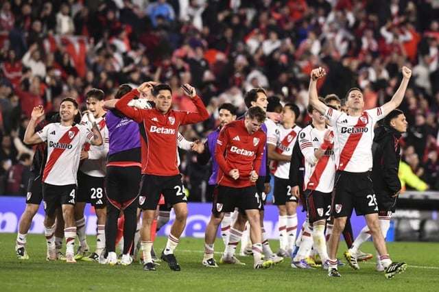 La alegría de los jugadores de River tras derrotar por penales a Libertad; en cuartos de final se enfrentarán a Palmeiras
