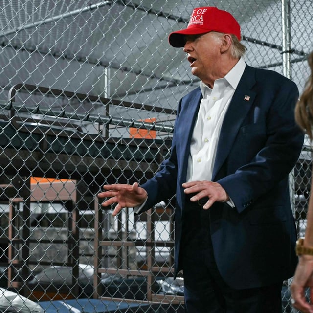 US-Präsident Donald Trump besichtigt am 1. Juli ein Migranten-Haftzentrum, genannt „Alligator Alcatraz“.