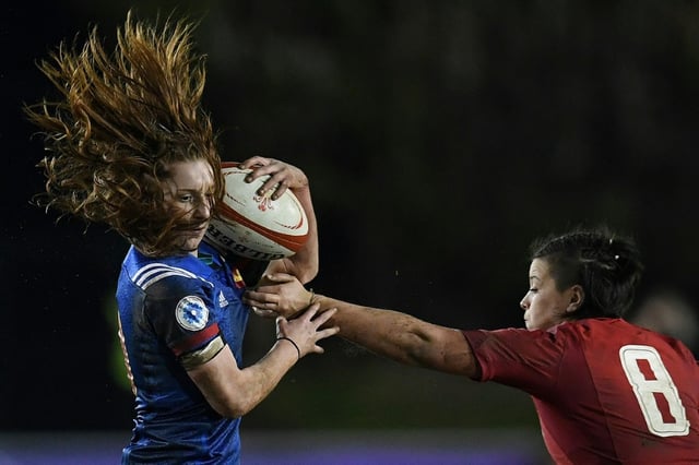 La demi de mêlé Pauline Bourdon (à gauche) pendant une rencontre contre le Pays de Galles du tournoi des Six nations 2018.