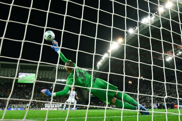 Lucas Chevalier arrête le tir au but  du défenseur des Spurs Micky van de Ven et permet au PSG de remporter la Supercoupe contre Tottenham le 13 août 2025 à Udine en Italie