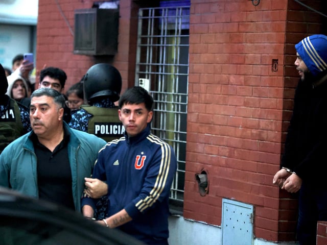 Hinchas de la U Chile detenidos tras los incidentes del partido ayer entre Independiente y Universidad el 21 Agosto 2025 en Avellaneda Provincia Buenos Aires Argentina. FOTO Francisco Loureiro - FTP CLARIN IMG_0653.JPG Z Invitado