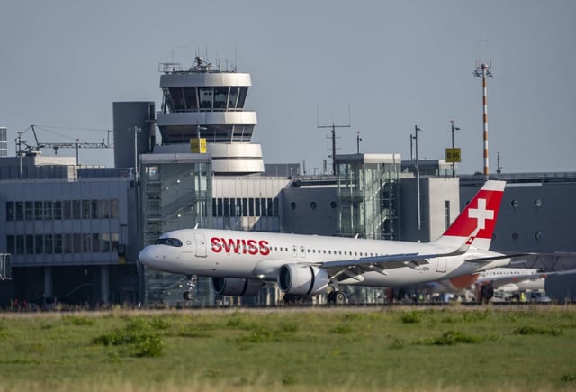 Während eines Fluges mit der Schweizer Fluggesellschaft Swiss verging sich der Inder an seiner Sitznachbarin. Symbolbild: IMAGO / Jochen Tack