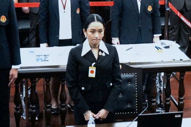 Un écran montre la Première ministre thaïlandaise suspendue Paetongtarn Shinawatra lors d'une procédure devant la Cour constitutionnelle de Bangkok, le 21 août 2025