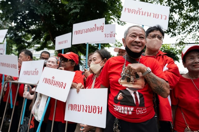Des partisans de l'ancien Premier ministre thaïlandais Thaksin Shinawatra rassemblés devant le tribunal à Bangkok, le 22 août 2025