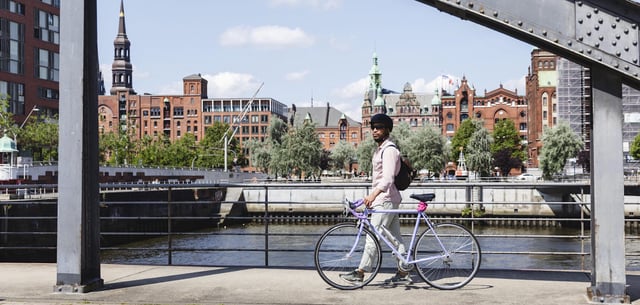 In Hamburg fahren die Menschen noch besonders gern mit Rädern ohne Elektro-Antrieb durch die Stadt. Das zeigt eine aktuelle Umfrage