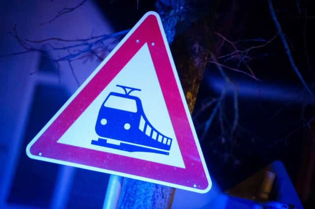 Ein 65-jähriger Fahrradfahrer ist an einem Bahnübergang in Willich in Nordrhein-Westfalen von einem Zug erfasst und getötet worden. Laut Polizei wollte er die Gleise bei geschlossenen Halbschranken überqueren.