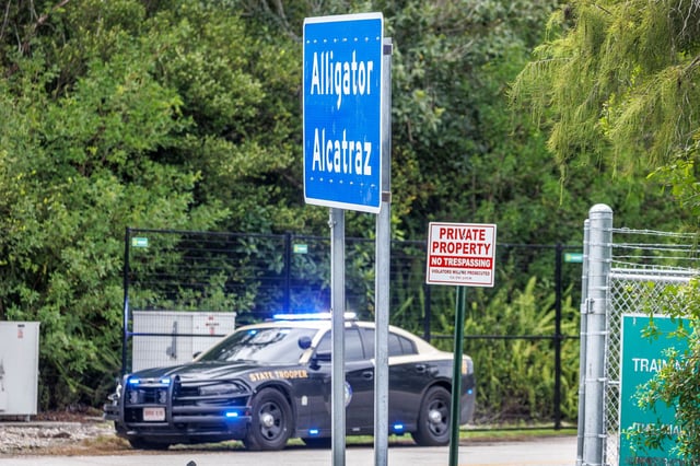 Une juge de Floride a interdit, jeudi 21 août 2025, de détenir de nouveaux migrants dans le centre de détention surnommé « Alcatraz des alligators ».