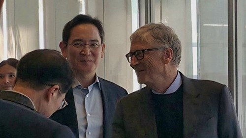 Samsung Electronics Chairman Lee Jae-yong (L) walks with Bill Gates, chair of the Gates Foundation, at Samsung's building in southern Seoul on Aug. 22, 2025, in this photo released by Samsung Electronics Co. (PHOTO NOT FOR SALE) (Yonhap) 