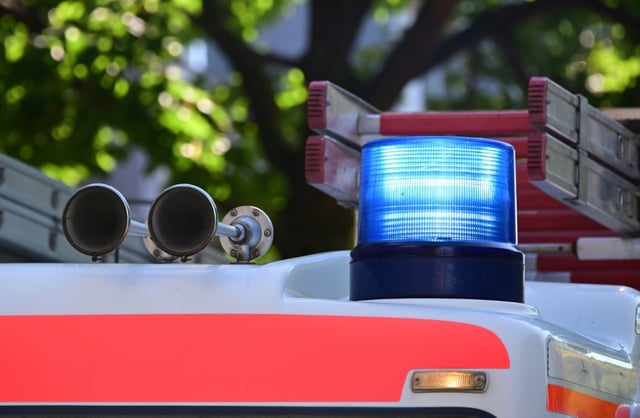 Im niedersächischen Aurich ist die Feuerwehr zu einem ungewöhnlichen Einsatz ausgerückt. Ein zehnjähriges Kind war mit dem Oberkörper im Kaminschacht des Elternhauses steckengeblieben.