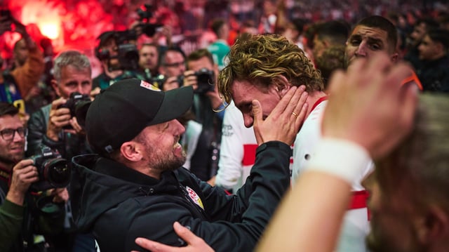 Stuttgarts Trainer Sebastian Hoeneß herzt Nick Woltemade nach dem Pokalsieg: Dass der VfB den Stürmer nicht an die Bayern verkauft, ist ein Ausdruck der Stärke.