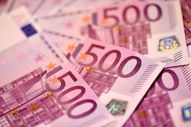 Das deutsche Staatsdefizit ist im ersten Halbjahr deutlich gesunken. Es lag bei 28,9 Milliarden Euro und damit um 19,4 Milliarden Euro niedriger als im ersten Halbjahr des Vorjahres 2024, wie das Statistische Bundesamt am Freitag mitteilte.