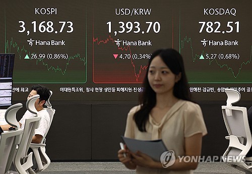 A dealing room at Hana Bank in downtown Seoul on Aug. 22, 2025 (Yonhap)