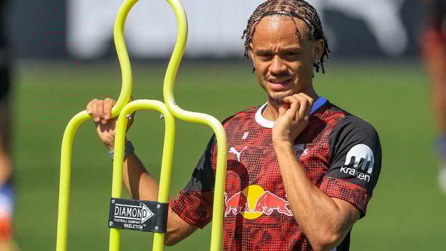 Heute macht sich RB Leipzig zum Bundesliga-Auftakt beim FC Bayern auf – mit Xavi Simons.