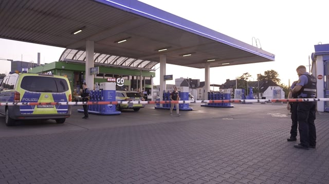 Völklingen: Polizeibeamte untersuchen den Tatort Tankstelle.