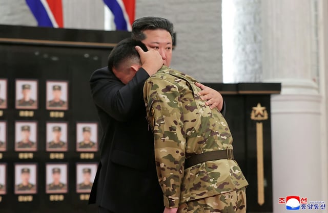 Photo non datée, publiée le 22 août 2025 par l'agence nord-coréenne KCNA, d'un soldat nord-coréen ayant combattu pour la Russie contre l'Ukraine, dans les bras du dirigeant Kim Jong Un, lors d'une cérémonie au siège du Parti des travailleurs de Corée à Pyongyang