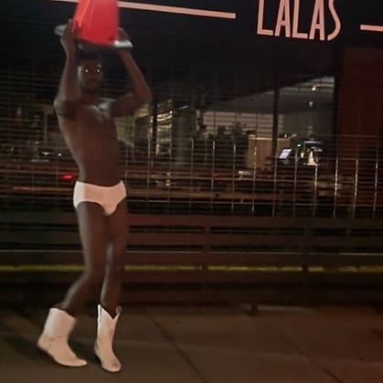 Los Angeles – Ein halb nackter Mann stiefelte in der Nacht von Mittwoch auf Donnerstag ...