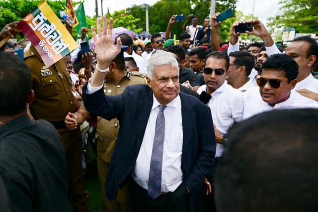 Le président du Sri Lanka et candidat à la présidentielle du Parti national uni, Ranil Wickremesinghe (c), salue ses partisans après avoir déposé sa candidature , le 15 août 2024 à Colombo