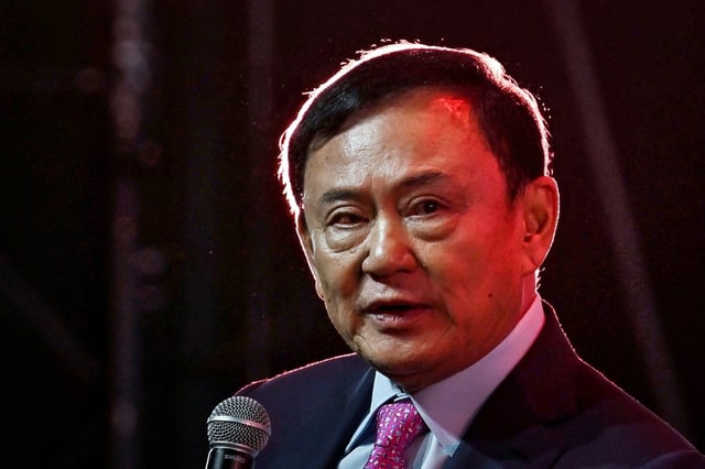 Ein Gericht in Bangkok hat die Anklage wegen Majestätsbeleidigung gegen Thailands einflussreichen ehemaligen Regierungschef Thaksin Shinawatra fallen gelassen. Die Vorwürfe gegen ihn seien "abgewiesen" worden, sagte Thaksin.