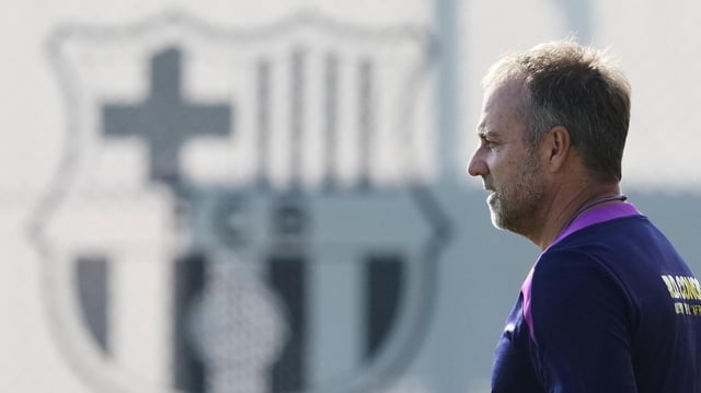 Flick, en el último entrenamiento del Barça previo a su visita al campo del Levante.