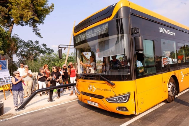 El primer autobús que cruzó el puente de Alaquàs ayer por la mañana tras su rehabilitación.