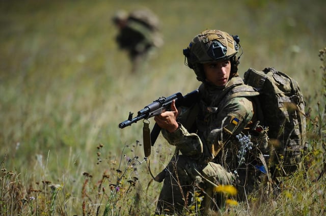 En esta imagen, tomada el 19 de agosto de 2025 y distribuida por el servicio de prensa de la 127ma Brigada Separada de Defensa Territorial, soldados de entre 18 y 24 años realizan formación militar cerca de Járkiv, Ucrania. (Anatolii Lysianskyi/127ma Brigada Separada de Defensa Territorial vía AP)