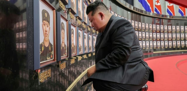 Photo non datée publiée par l'agence de presse officielle nord-coréenne KCNA, le 22 août 2025, du dirigeant nord-coréen Kim Jong-un agenouillé devant des portraits de soldats morts au combat pour la Russie contre l'Ukraine, lors d'une cérémonie au siège du Parti des travailleurs de Corée à Pyongyang