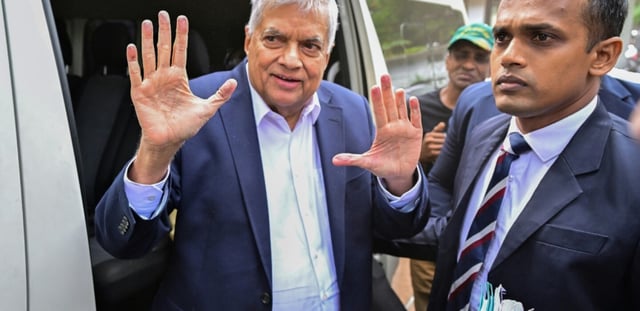 L'ancien président du Sri Lanka, Ranil Wickremesinghe (g) arrive pour comparaître devant un tribunal après son arrestation à Colombo, le 22 août 2025