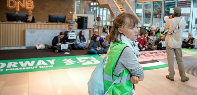 La militante suédoise Greta Thunberg et des membres d'Extinction Rebellion bloquent l'accès au  siège social de la banque DNB à Oslo, le 22 août 2025 en Norvège