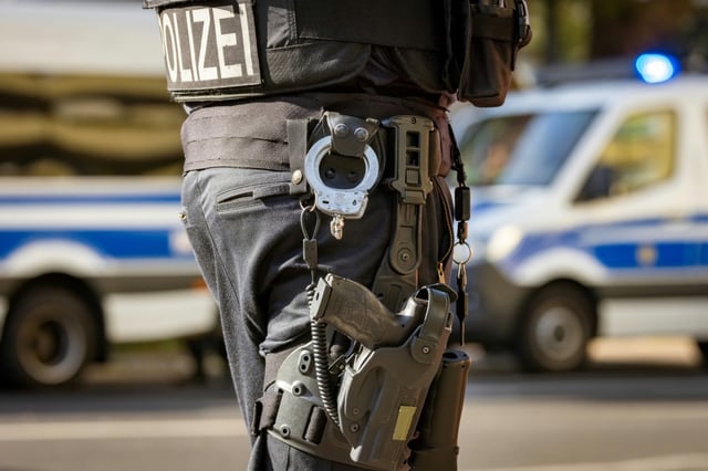 Ein Mann, der eine Sechsjährige aus einem Erlebnisbad in Rust gelockt und sexuell missbraucht haben soll, sitzt in Untersuchungshaft. Der 31-Jährige wurde nach seiner Festnahme in Rumänien nach Deutschland überstellt und dem Haftrichter vorgeführt.