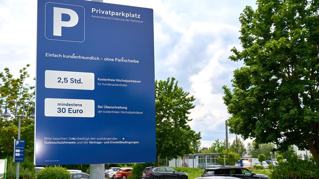 Hinweisschild zum kostenpflichtigen Parken an  einem Supermarkt Parkplatz.