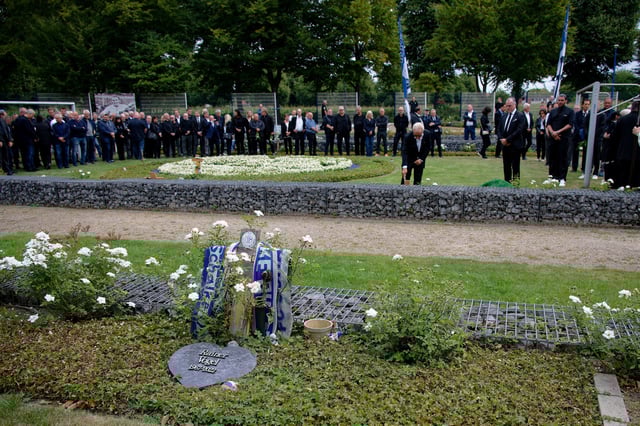 Die Trauergemeinde auf dem „Schalker Fan-Feld“