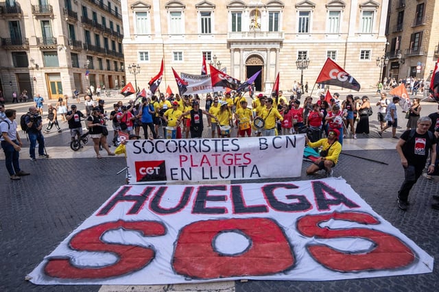 Socorristas de Barcelona en huelga, durante una protesta en la plaza Sant Jaume este viernes.