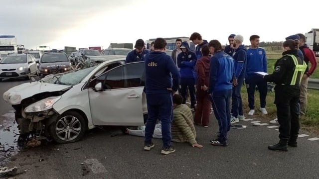 Kevin Gutiérrez fue asistido por sus compañeros que se dirigían a la práctica.