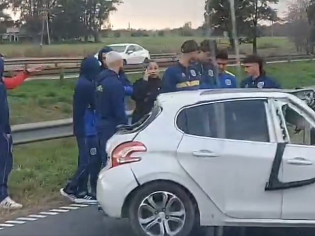 El lugar del accidente, el auto chocado y los jugadores de Rosario Central, entre ellos Ignacio Malcorra y Carlos Quintana.