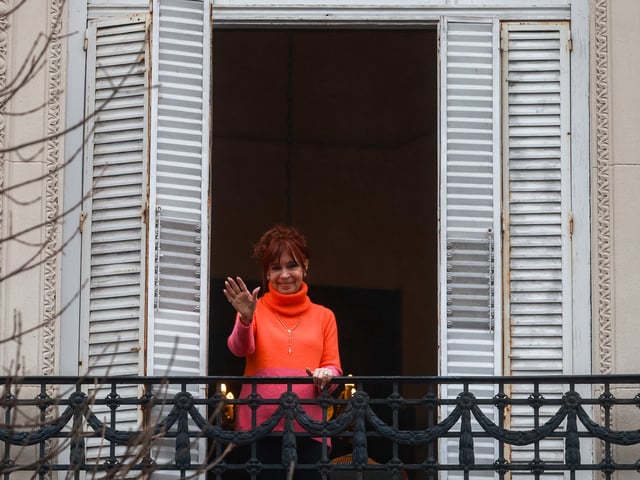 La expresidenta Cristina Fernández de Kirchner sale al balcón del departamento donde está cumpliendo su condena a saludar un grupo taxistas que se congregaron en apoyo - Constitución CABA 17 agosto 2025 Sille/Clarín FTP CLARIN CIS_8466.jpg Z Invitado
