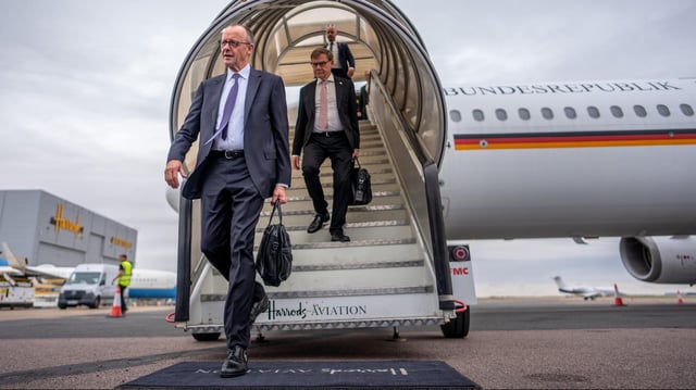 Friedrich Merz steigt vor Johann Wadephul aus einem Flugzeug. (Archiv)