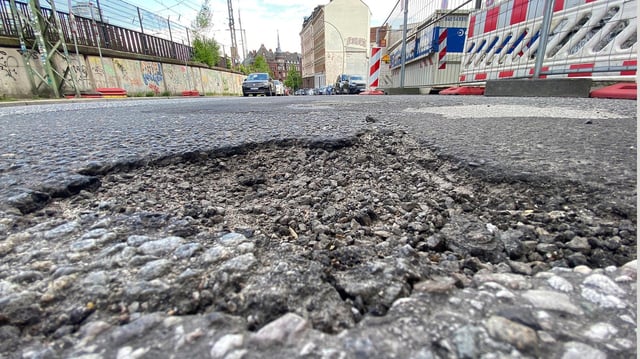 Ein Schlagloch ist auf einer Straße in der Hamburger Innenstadt zu sehen.