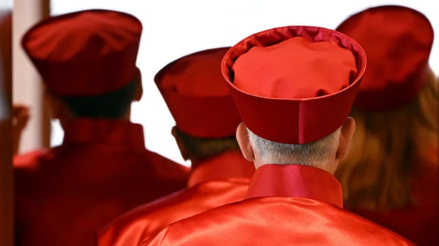 Richterinnen und Richter des Bundesverfassungsgericht verlassen einen Sitzungssaal