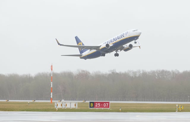 Ein Flugzeug startet. (Symbolbild)