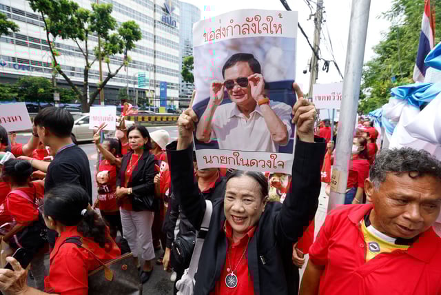 Des partisans expriment leur joie après que le tribunal a acquitté l’ancien Premier ministre thaïlandais Thaksin Shinawatra d’avoir violé la loi de lèse-majesté et la loi sur la criminalité informatique, devant le tribunal pénal de Bangkok, le 22 août 2025.
