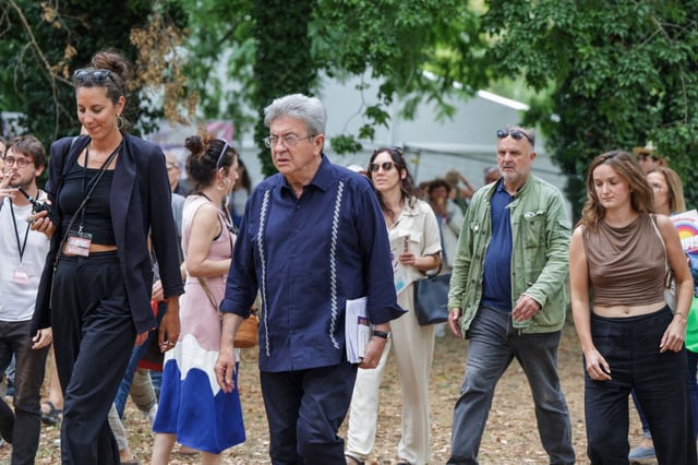 Jean-Luc Mélenchon, à son arrivée aux AMFIS 2025, le jeudi 21 août 2025 à Châteauneuf-sur-Isère (Drôme), pour un échange avec les militants.
