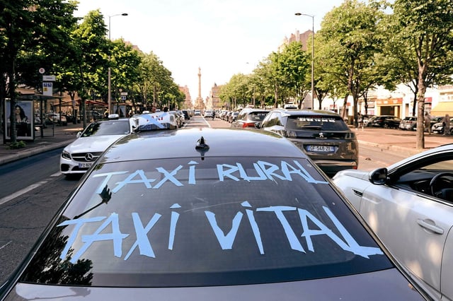 Plusieurs syndicats et organisations ont appelé à se mobiliser à la rentrée contre les mesures d'économie annoncées par François Bayrou. Ici, lors de la première mobilisation des taxis au printemps.

