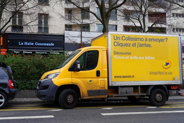 Droits de douane: La Poste annonce suspendre «temporairement» les envois de colis vers les États-Unis