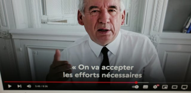 Le Premier ministre François Bayrou lors du premier épisode "FB Direct" sur la chaîne YouTube, le jour de son lancement à Paris le 5 août 2025