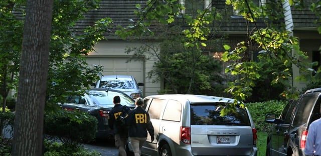 Des agents du FBI à l'extérieur du domicile de John Bolton, ancien conseiller à la sécurité nationale de Donald Trump entre 2018 et 2019, à Bethesda, en banlieue de Washington, le 22 août 2025