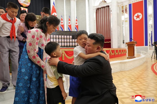 Kim Jong-un da las condolencias a los familiares de soldados caí­dos en combate en Ucrania.