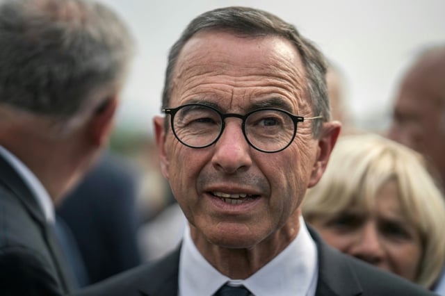 Le ministre de l'Intérieur Bruno Retailleau visite le 6 août 2025 le poste de commandement des secours établi n Saint-Laurent-de-la-Cabrerisse, dans l'Aude